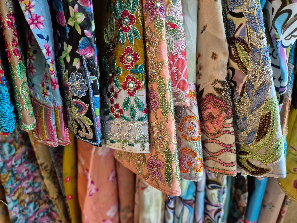 Colourful embroidered Mukhawar details